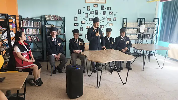 Ödemiş'te Gazilerle Öğrenciler 'Vatan ve Kahramanlık Buluşmaları'nda Bir Araya Geldi