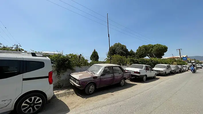 Ödemiş'te Hurda Araçlar Kaldırıldı, Kısa Süre Sonra Yeniden Aynı Yere Bırakıldı