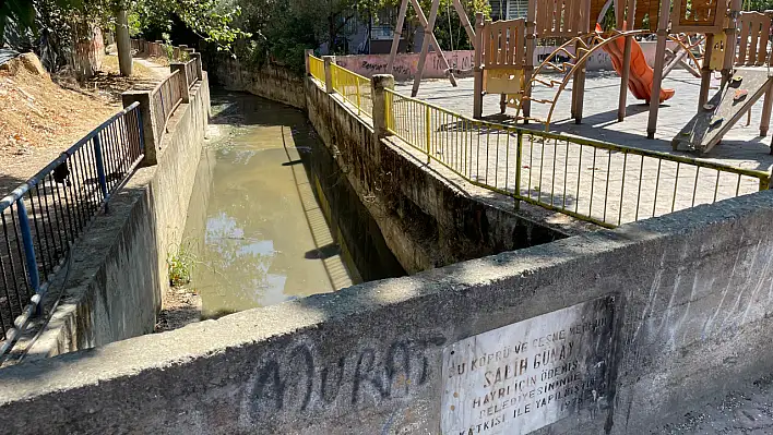 ÖDEMİŞ'TE KÖPRÜNÜN ALTINDAN LAĞIM SUYU AKIYOR