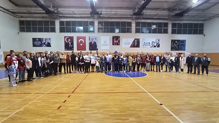 ÖDEMİŞ'TE KURUMLAR ARASI VOLEYBOL ŞENLİĞİ SONA ERDİ