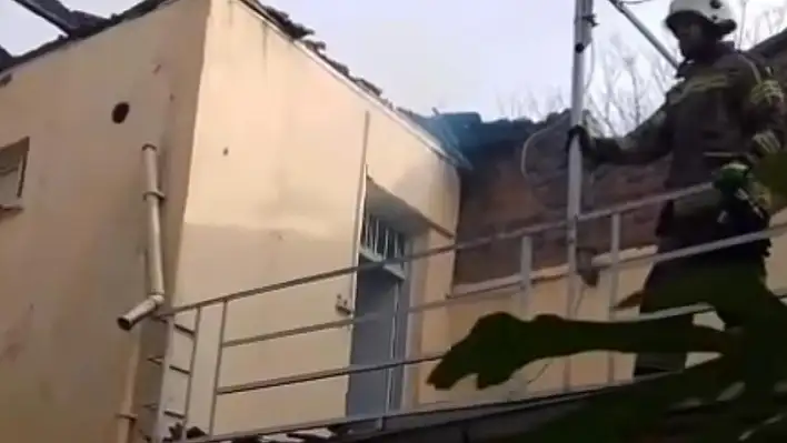 ÖDEMİŞ'TE METRUK BİNADA ÇIKAN ÇATI YANGINI KISA SÜREDE SÖNDÜRÜLDÜ