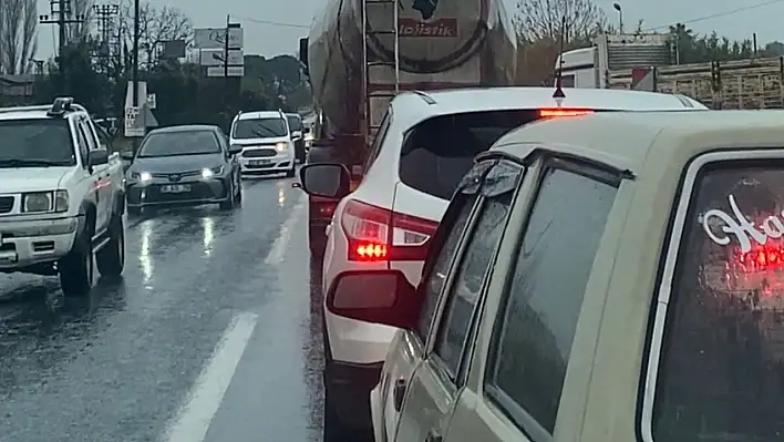 Ödemiş'te Sağanak Yağmur Trafiği Felç Etti