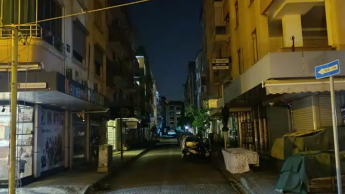 ÖDEMİŞ'TE SOKAK LAMBALARI 15 GÜNDÜR YANMIYOR