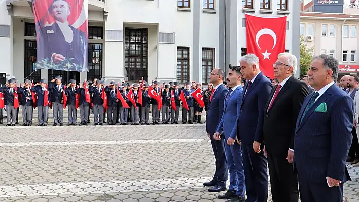 Ödemiş'te 19 Mayıs Törenleri Çelenk Koyarak Başladı