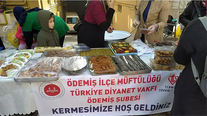 Ödemiş'te depremzedeler için kermes düzenlendi