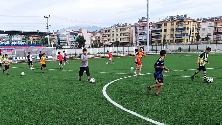 ÖDEMİŞ'TE FUTBOL KURSLARINA BÜYÜK İLGİ