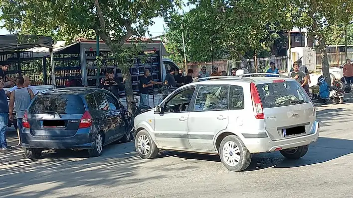 Ödemiş'te iki otomobilin çarpıştığı kazada yoldaki seyyar satıcı yaralandı