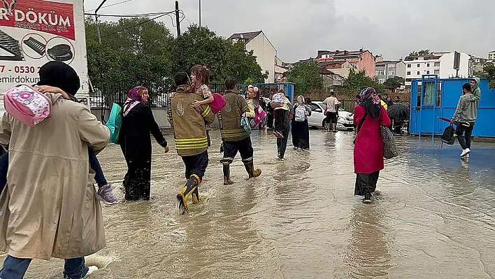 Okulda mahsur kalan minikleri itfaiye kurtardı, o anlar kamerada