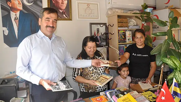 Örnek Muhtardan Anlamlı Hizmet: Bürosunu Kütüphaneye Dönüştürdü