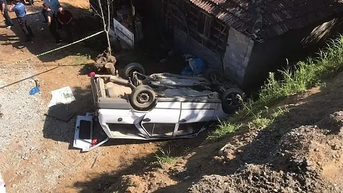 Otomobil, evin bahçesine düştü: 3 ölü, 2 yaralı