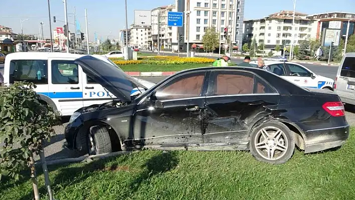 Otomobilin çarptığı araç refüje savruldu: 1 yaralı