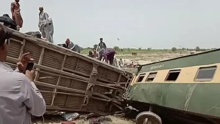 Pakistan’da yolcu treni raydan çıktı: 22 kişi hayatını kaybetti