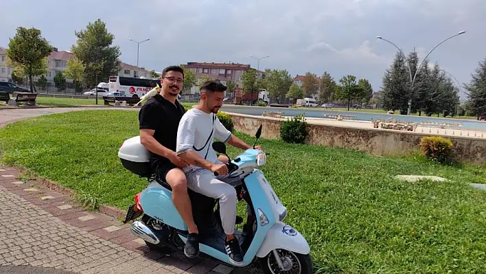 Papağan motosikletle şehir turu atıyor