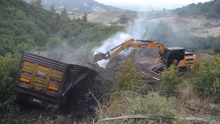 Plastik Atık Yüklü Kamyon Şarampole Devrildi: Salihli-Ödemiş Yolunda Yangın Korkuttu