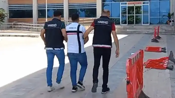 Polisi görünce uyuşturucuları atan torbacı yakalandı