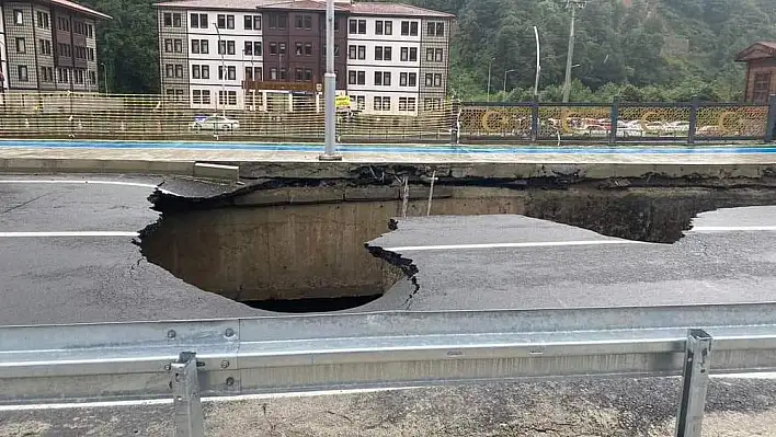 Rize'de şiddetli yağış sonrasında yol çöktü