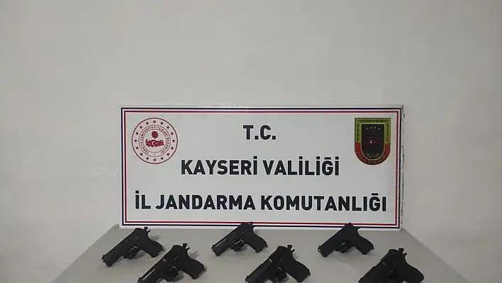 Ruhsatsız tabancaları piyasaya sürmek isteyen şahsı jandarma yakaldı