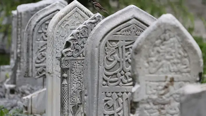 Rüyada mezar taşı görmek ne anlama gelir? İşte rüya tabirleri…