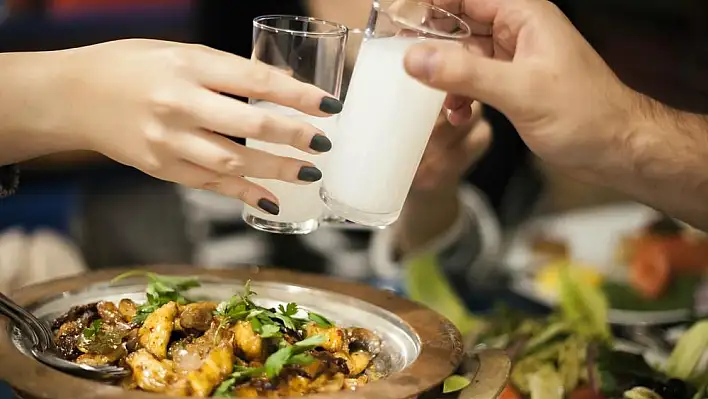 Rüyada rakı görmek ne anlama gelir? İşte rüya tabirleri…