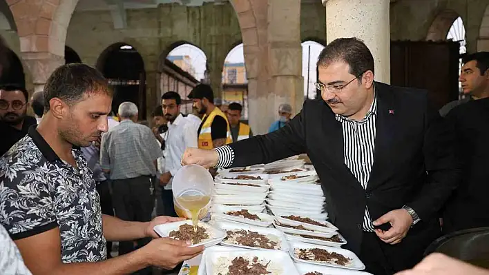 Sabah namazında 10 bin kişiye tirit ikramı