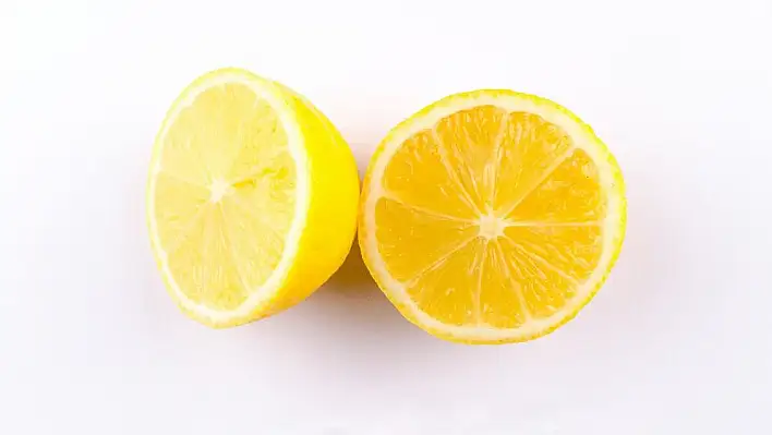 Sabahları limonlu su içmenin faydası var mı?