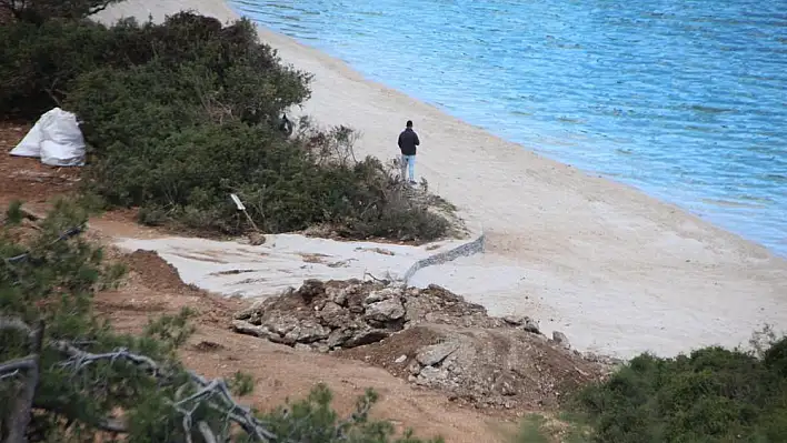 Sahile kum döküp denize beton blok yerleştirdiler