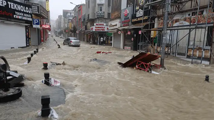 Samsun’da sağanak yağış: Ev ve iş yerlerini su bastı