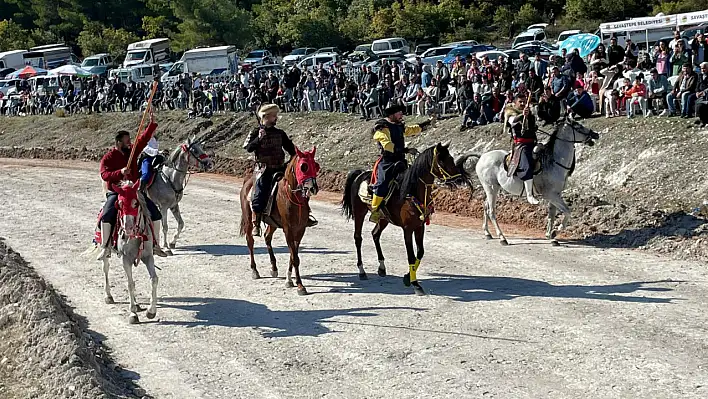 Savaştepe'de Tarihi Gün: Geleneksel Zafer Koşusu ve At Yarışları Büyük Coşkuyla Tamamlandı!