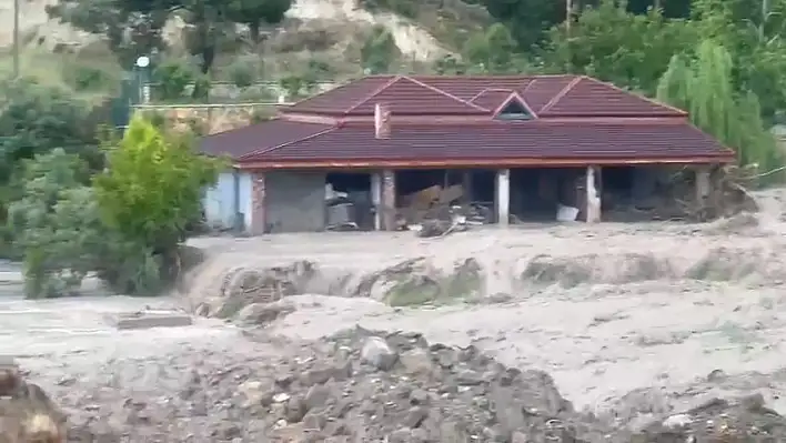 Sel restoranı yuttu