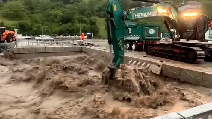 Sel suları köprüyü aşmak üzere