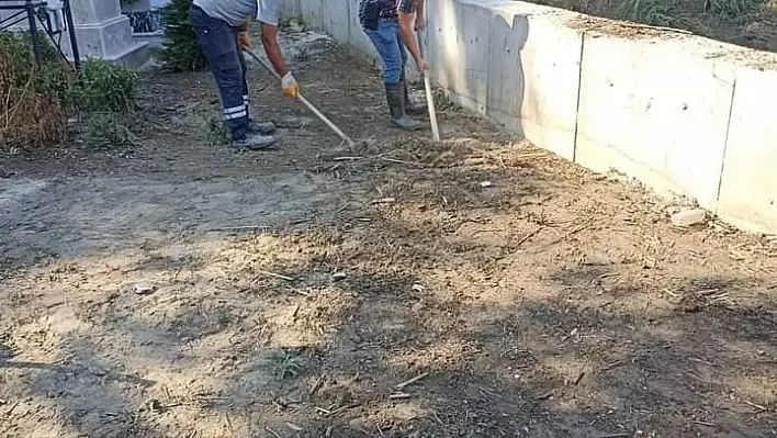 Selçuk Belediyesi bayram öncesi mezarlık temizliği