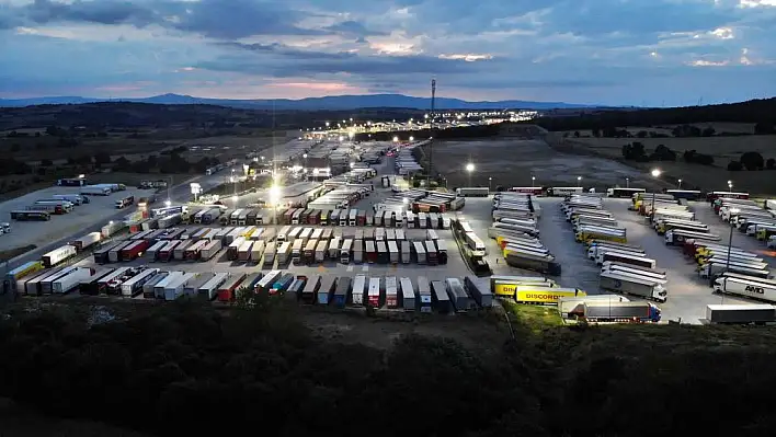 Sınırda sistem güncellenmesi tır kuyruğuna yol açtı