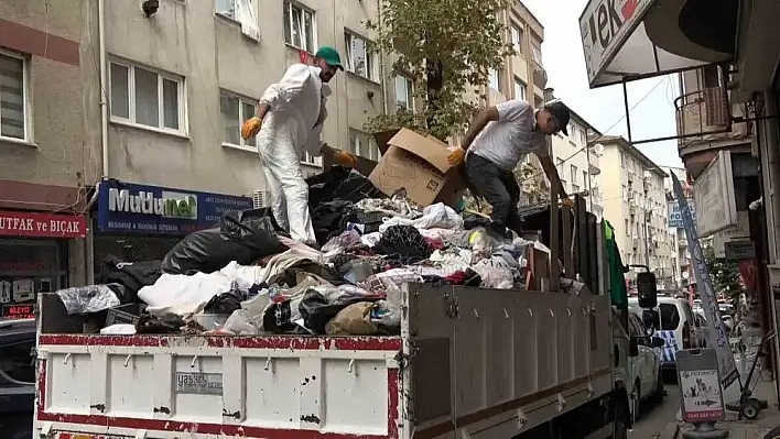 Sokak sokak çöp topladı, babasının evinde biriktirdi