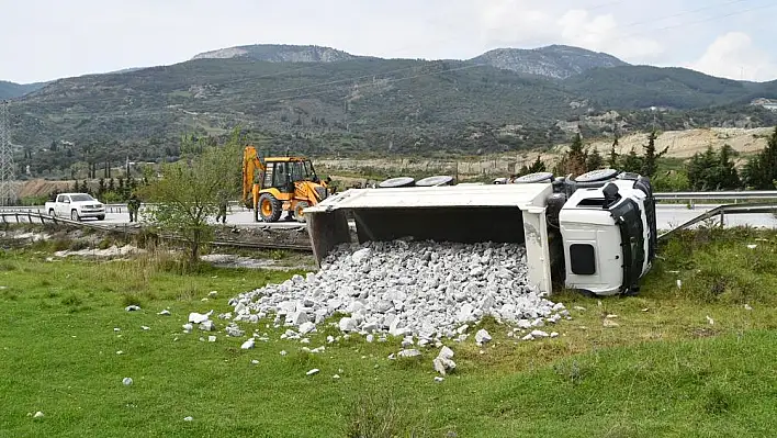  Söke’de taş yüklü kamyon devrildi