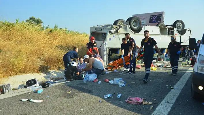 Soma'da işçi servisi ile otomobil çarpıştı