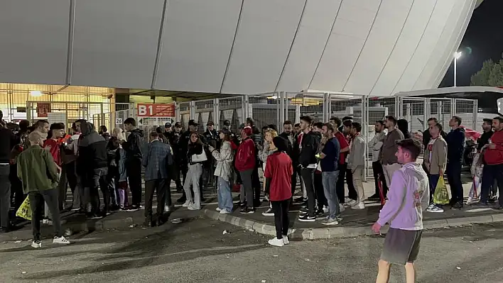 Stadyum turnikesi bozuldu, taraftarlar maçın ilk yarısını kaçırdı