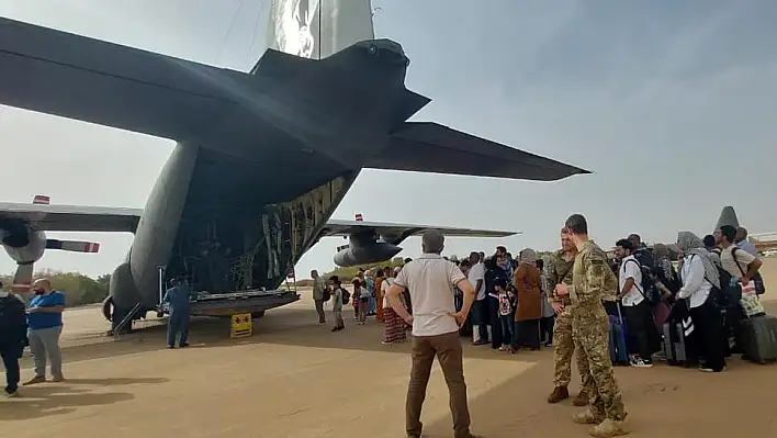 Sudan’da Türk tahliye uçağına ateş açıldı