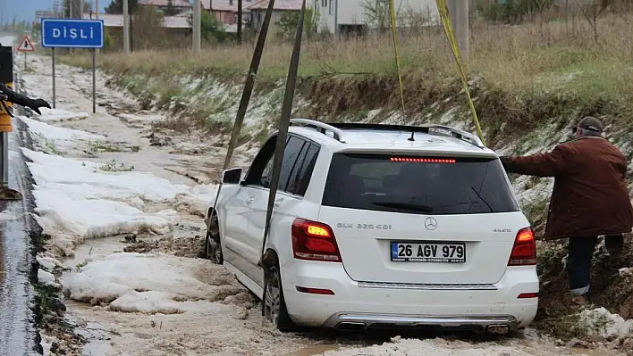 Sürücü şiddetli dolu yağışında hakimiyetini kaybetti