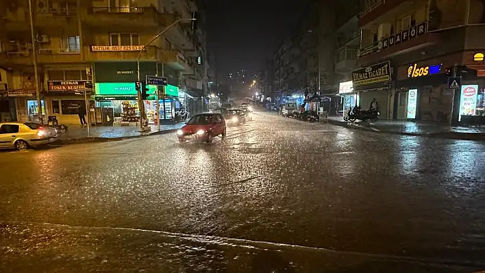 Sürücüleri zora sokan kuvvetli yağış