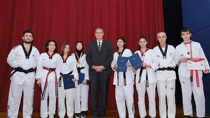 TAEKWONDOCULAR TİRE BELEDİYESPOR ÇATISI ALTINDA TOPLADI