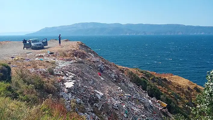 Tahripten kurtulan Kapıdağ çöpe esir oldu