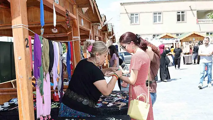 Talas Maharetli Ellerle Ekim'e 'Merhaba' Diyor