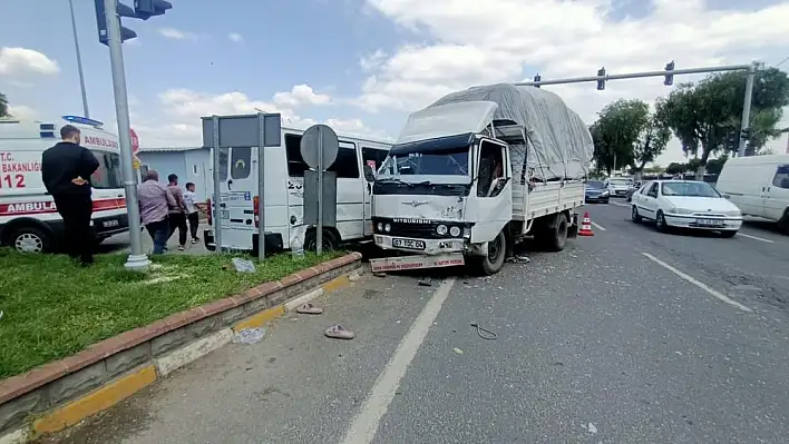 Tarım işçilerine taşıyan minibüs ile kamyonet çarpıştı: 9 yaralı