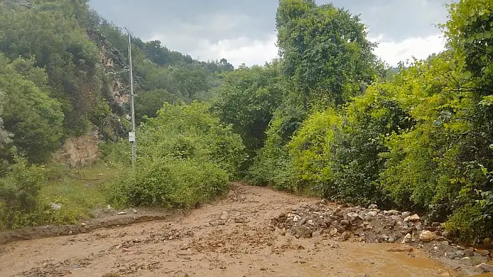 Taşan dere sebebiyle öğrenciler mahsur kaldı