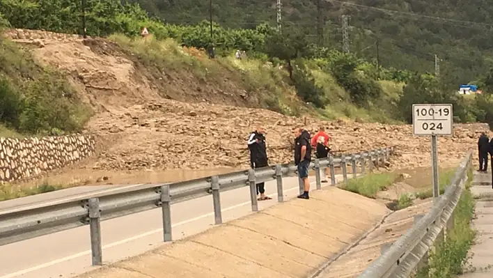 Taşova-Amasya kara yolu şiddetli yağıştan kapandı