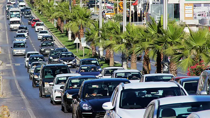 Tatilci akınında şok sayı: Saatte 1000 araç giriyor!