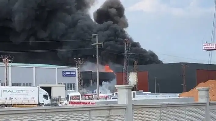 Tekirdağ’ın Çerkezköy ilçesindeki fabrikada yangın! İşte ilk görüntüler