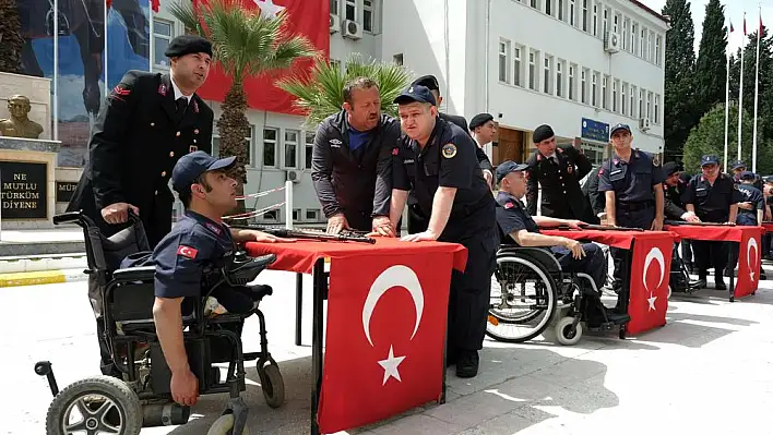 Temsili Askerlik töreni aileleri gurulandırdı