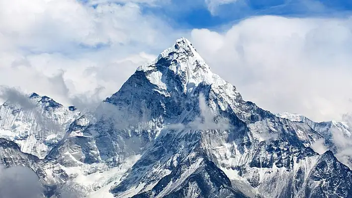 Tibetlilerin adlandırdığı şekliyle Qomolangma: Everest Dağı