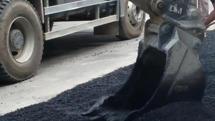Tire'de Atatürk Caddesi'nde Asfalt Yama Çalışması